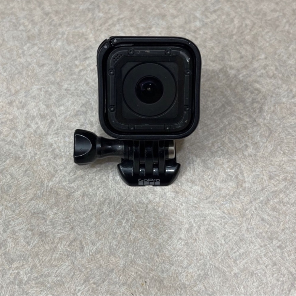Go pro sesesion comes with the mount just no box